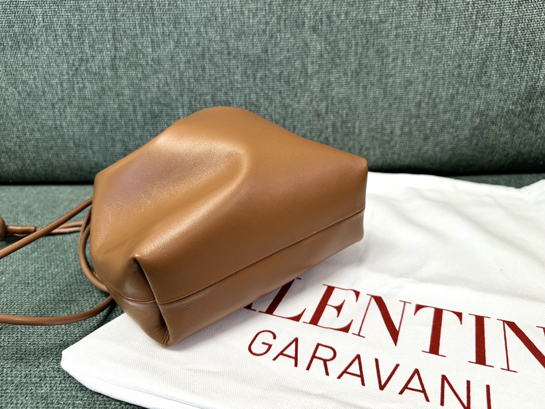 Va1e*ntin0 garavani vlogo pouf bag-20x17x8cm