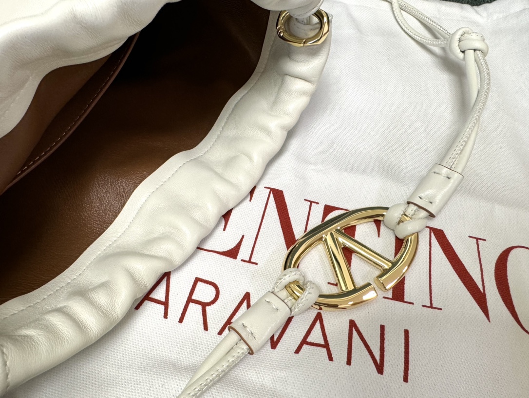 Va1e*ntin0 garavani vlogo pouf bag-20x17x8cm