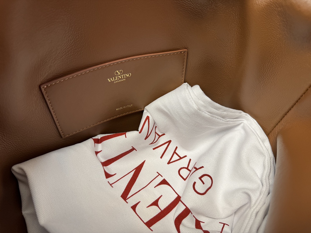 Va1e*ntin0 garavani vlogo pouf bag-23x19x14cm