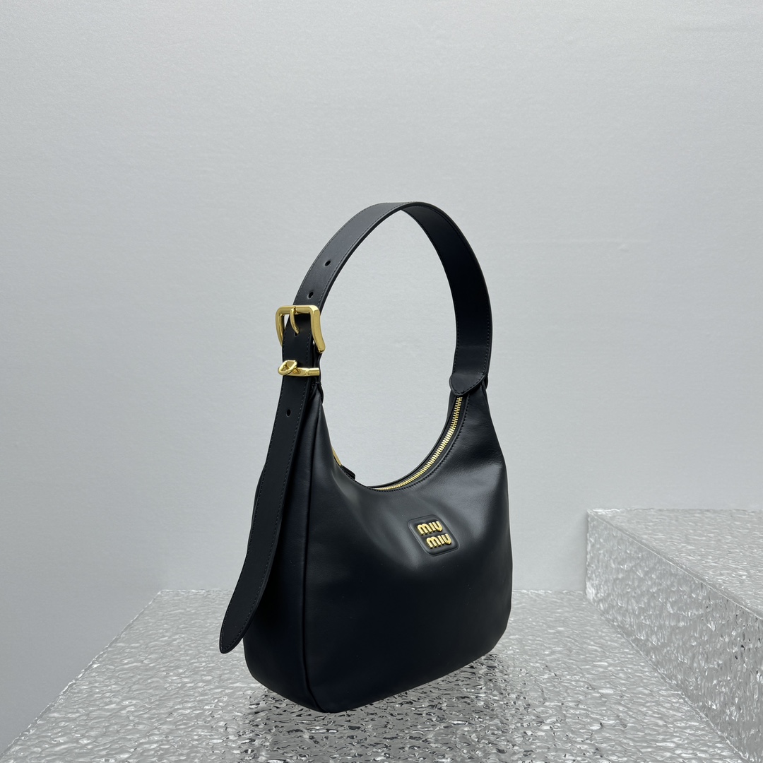 M*um*u black leather hobo bag-27*8*20cm
