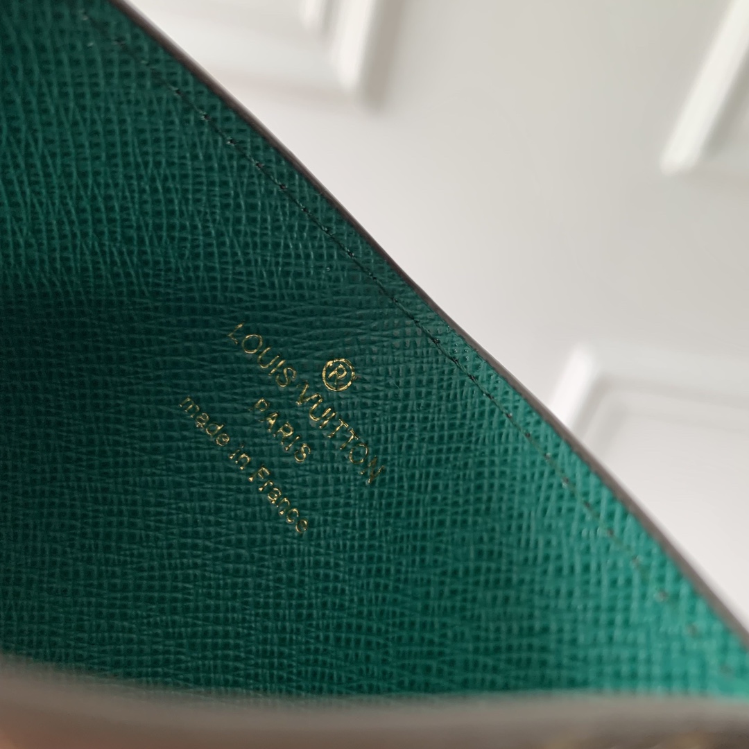 l0*is V*t0n wallet-11 x 7 x 0.5cm