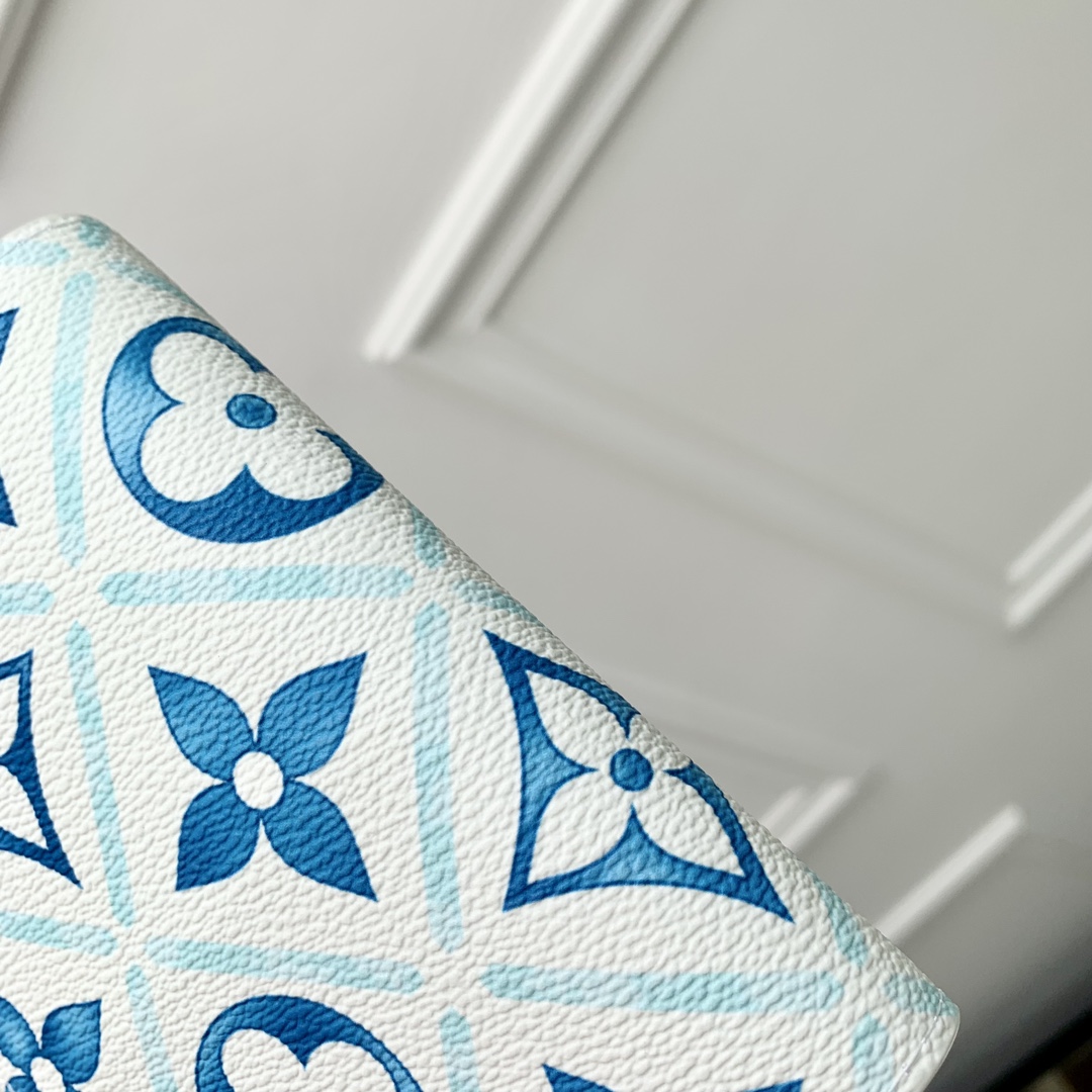 l0*is V*t0n by the pool wallet-10 x 14 x 2.5cm