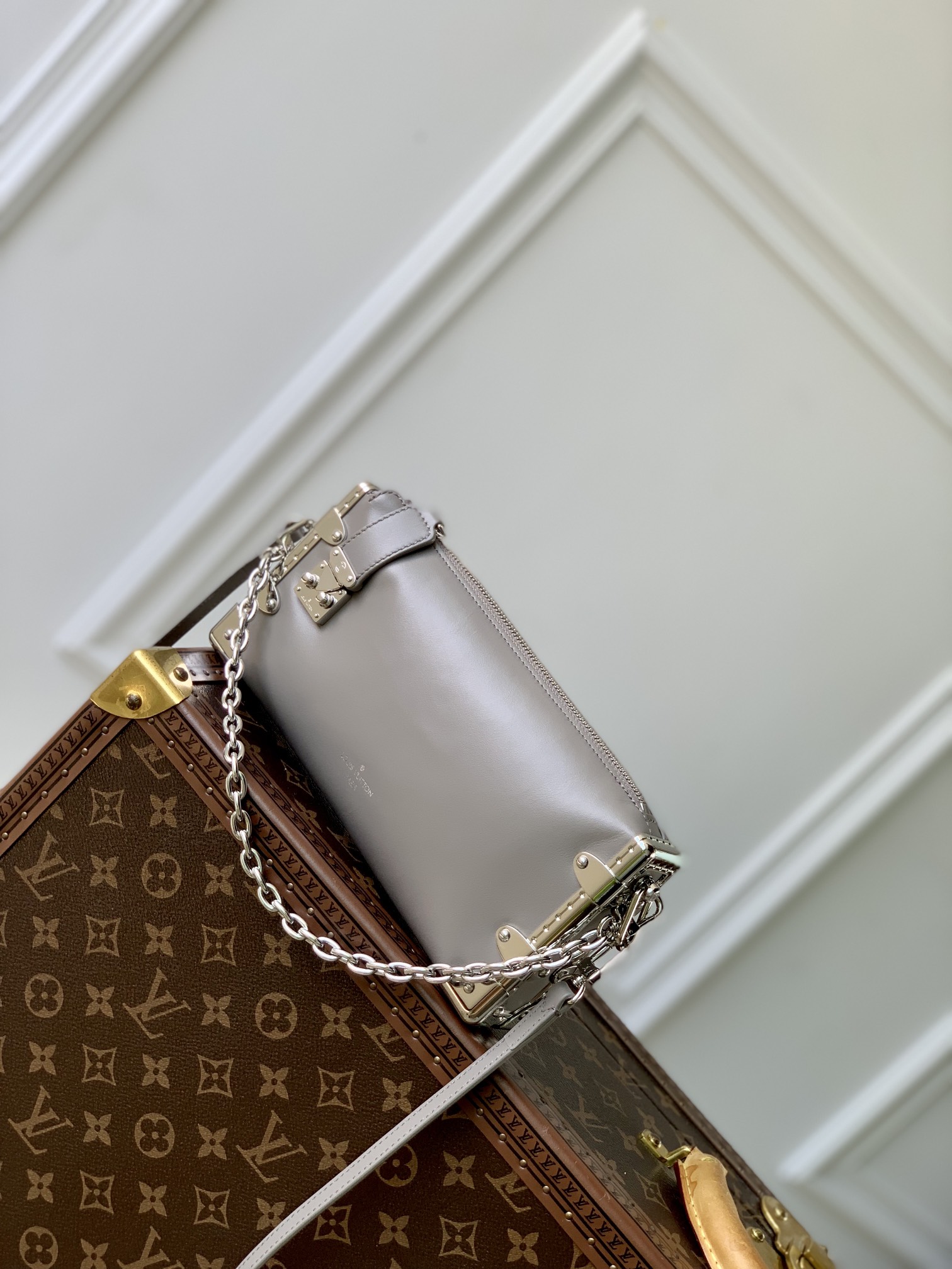 l0*is V*t0n slim trunk--m25445-23 x 12 x 4cm