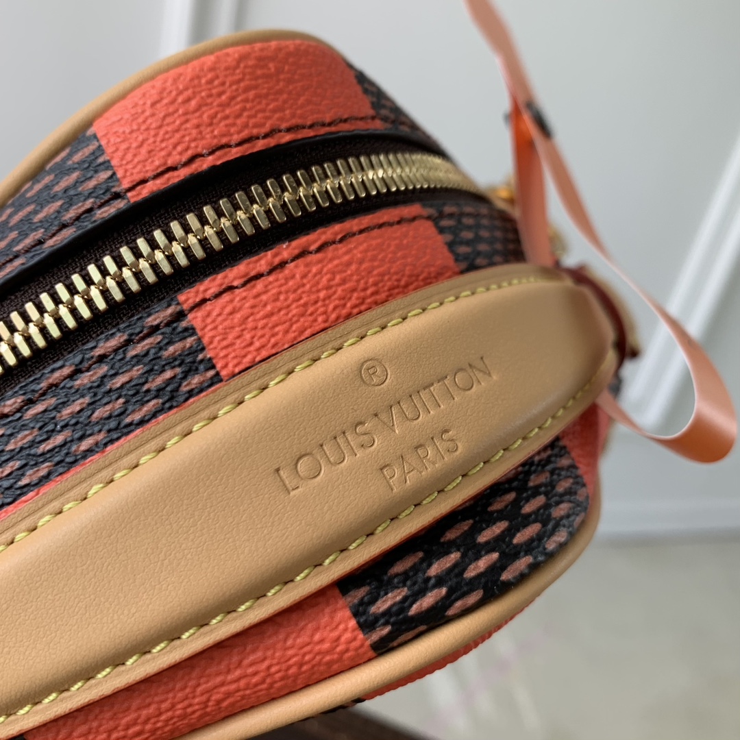 l0*is V*t0n chess messenger bag-24 x 24 x 8cm