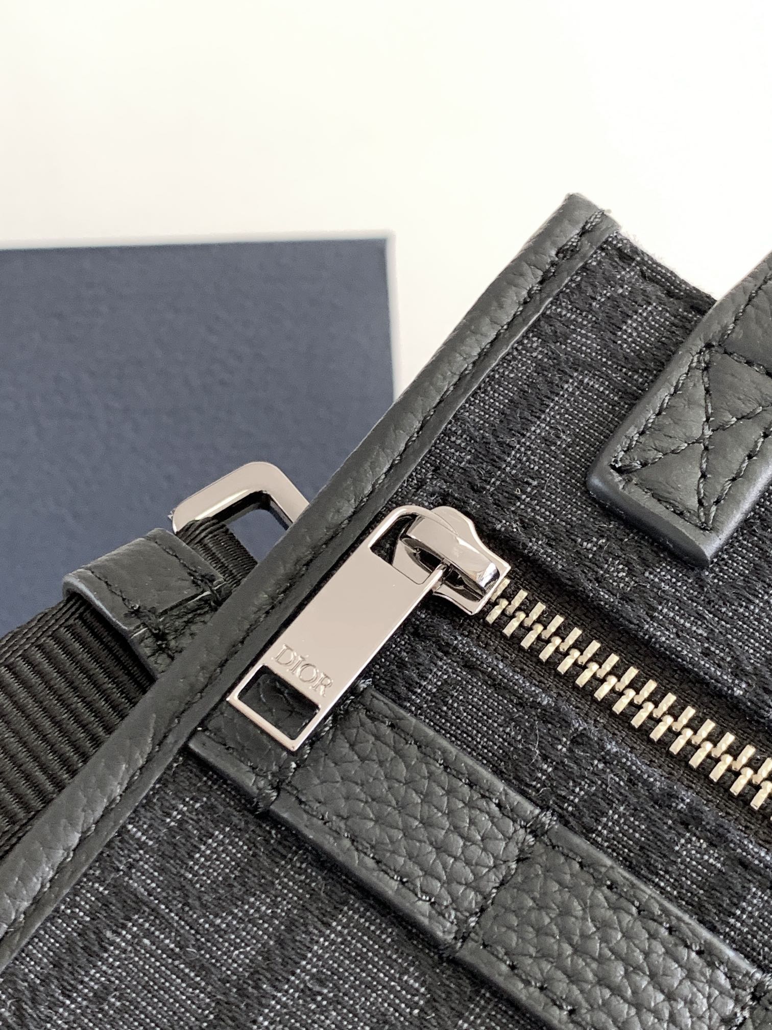 d*or safari Nor*h-south bag-14 x 19 x 6.5cm