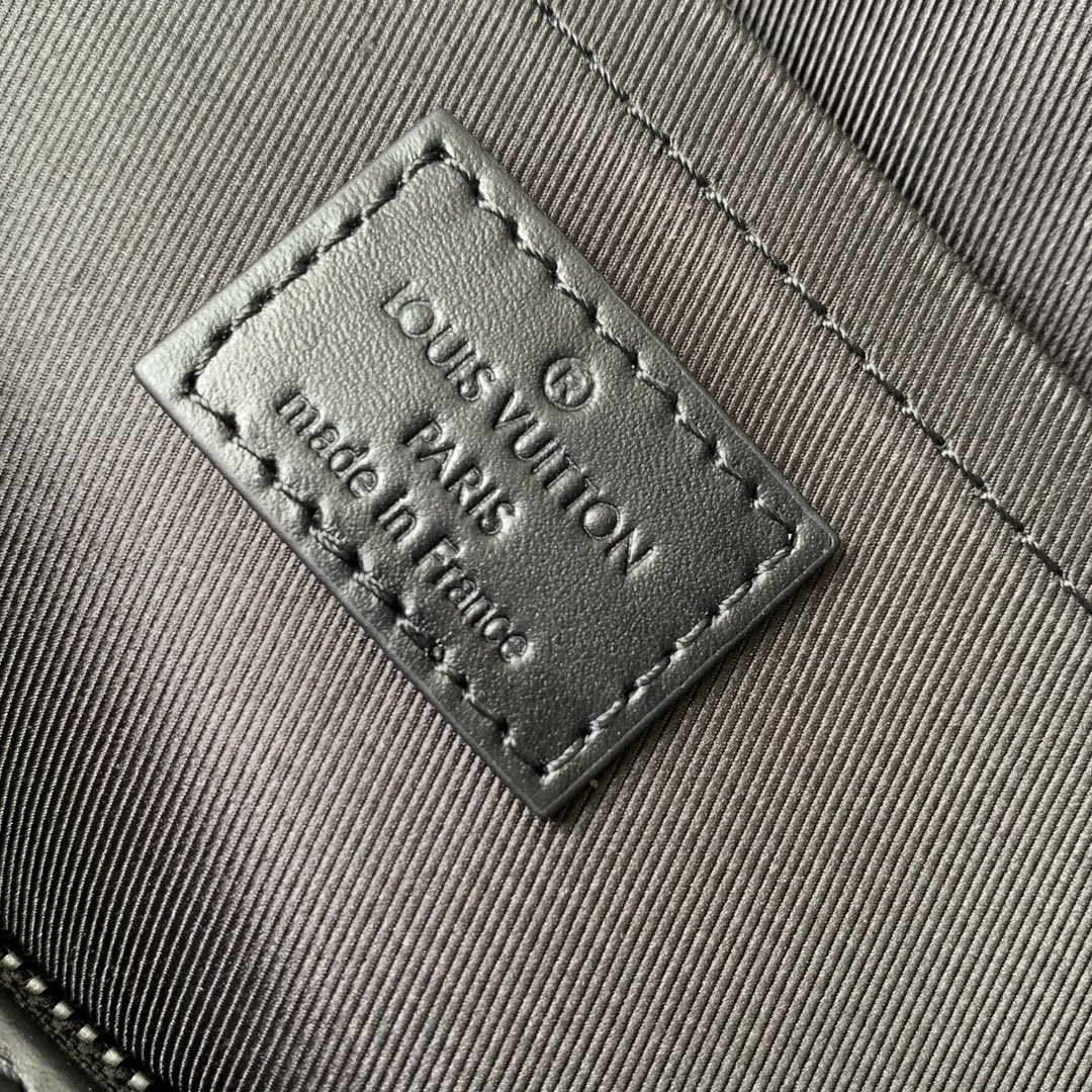 l0*is V*t0n soul trunk east west -29 x 17.5 x 10cm