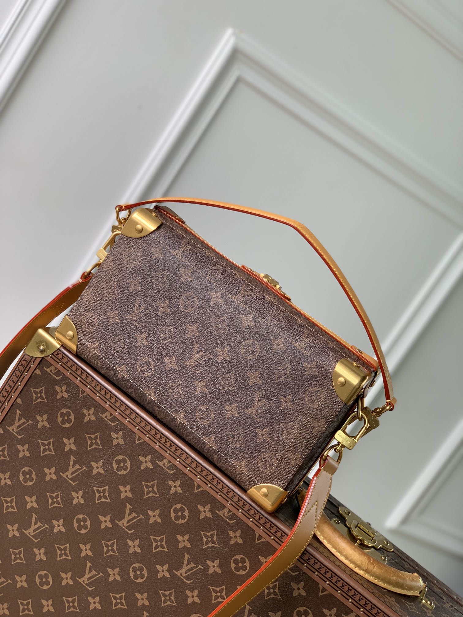 l0*is V*t0n soul trunk east west -29 x 17.5 x 10cm