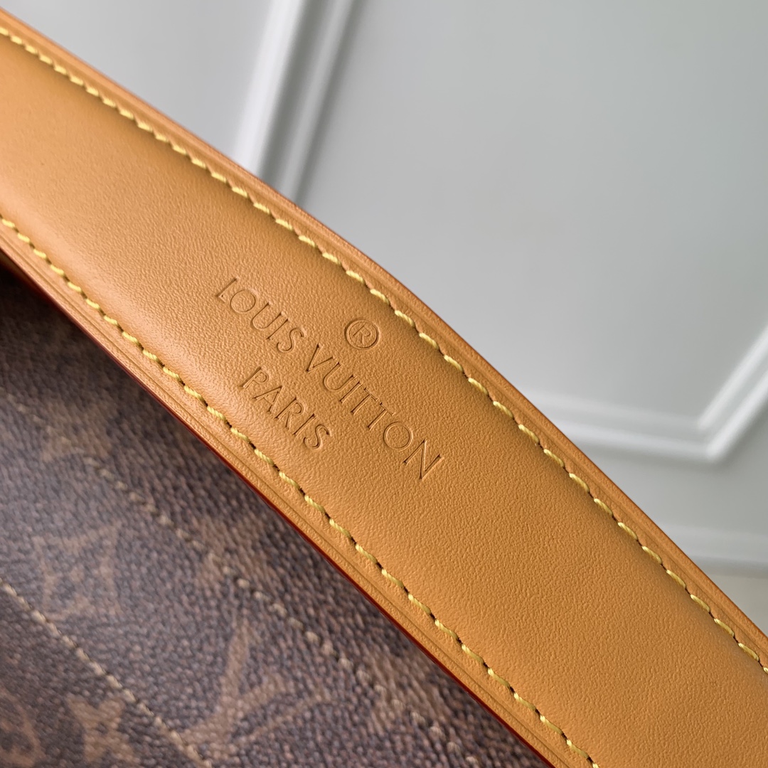 l0*is V*t0n soul trunk east west -29 x 17.5 x 10cm