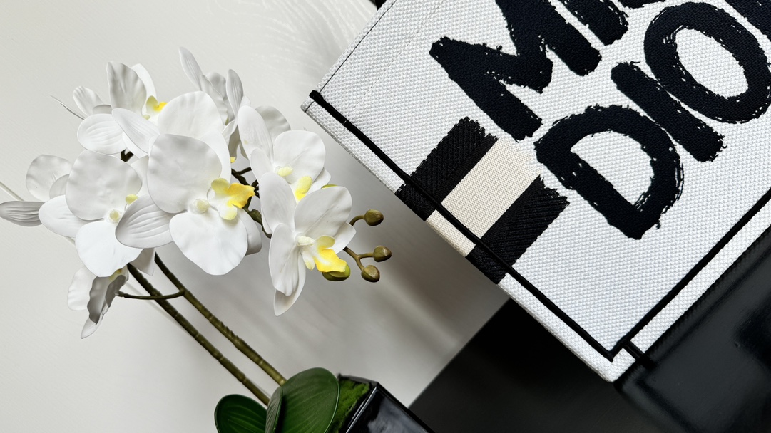 D*or small book tote-36.5cm