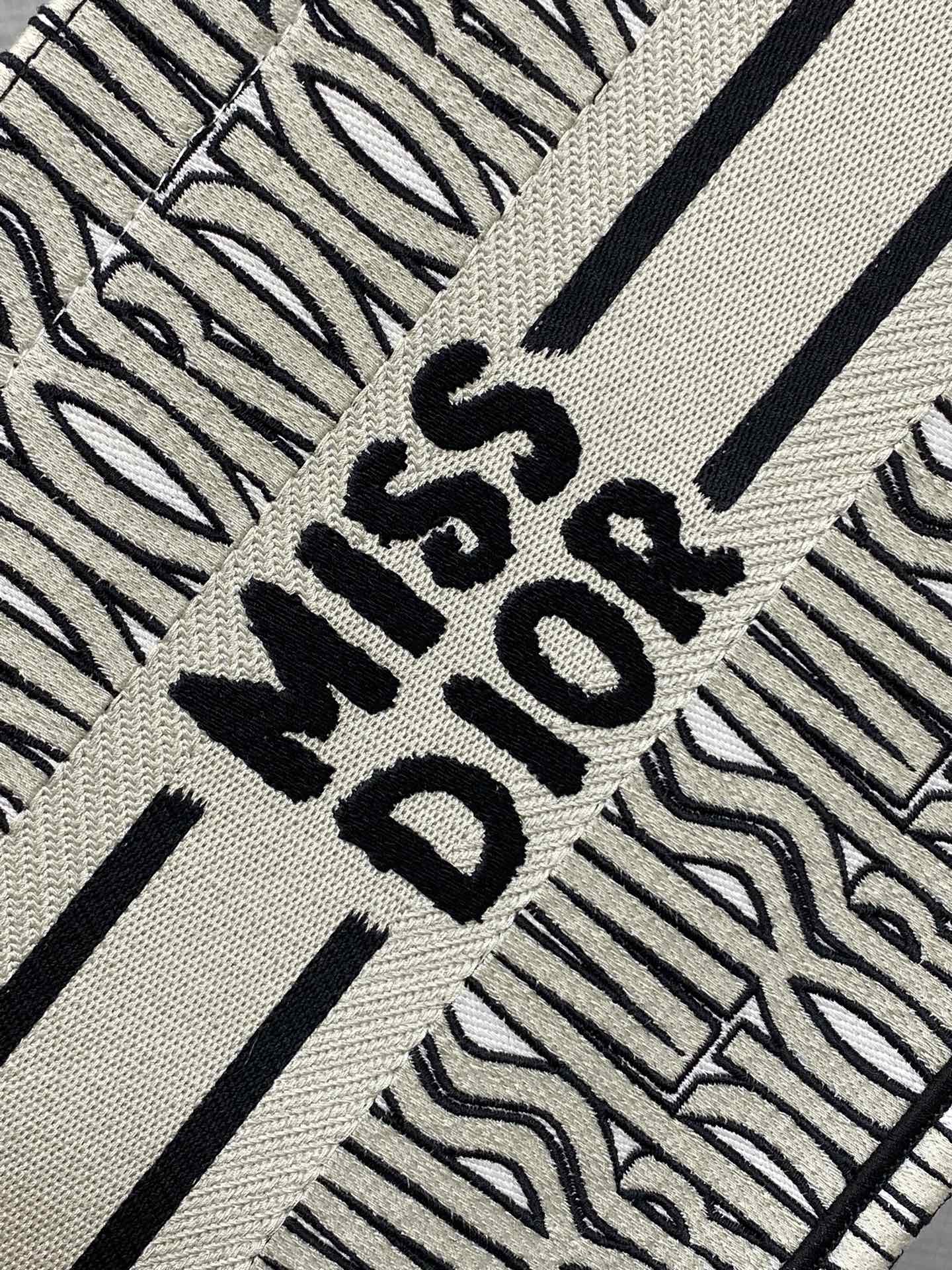 D*or small book tote-26*8*22cm