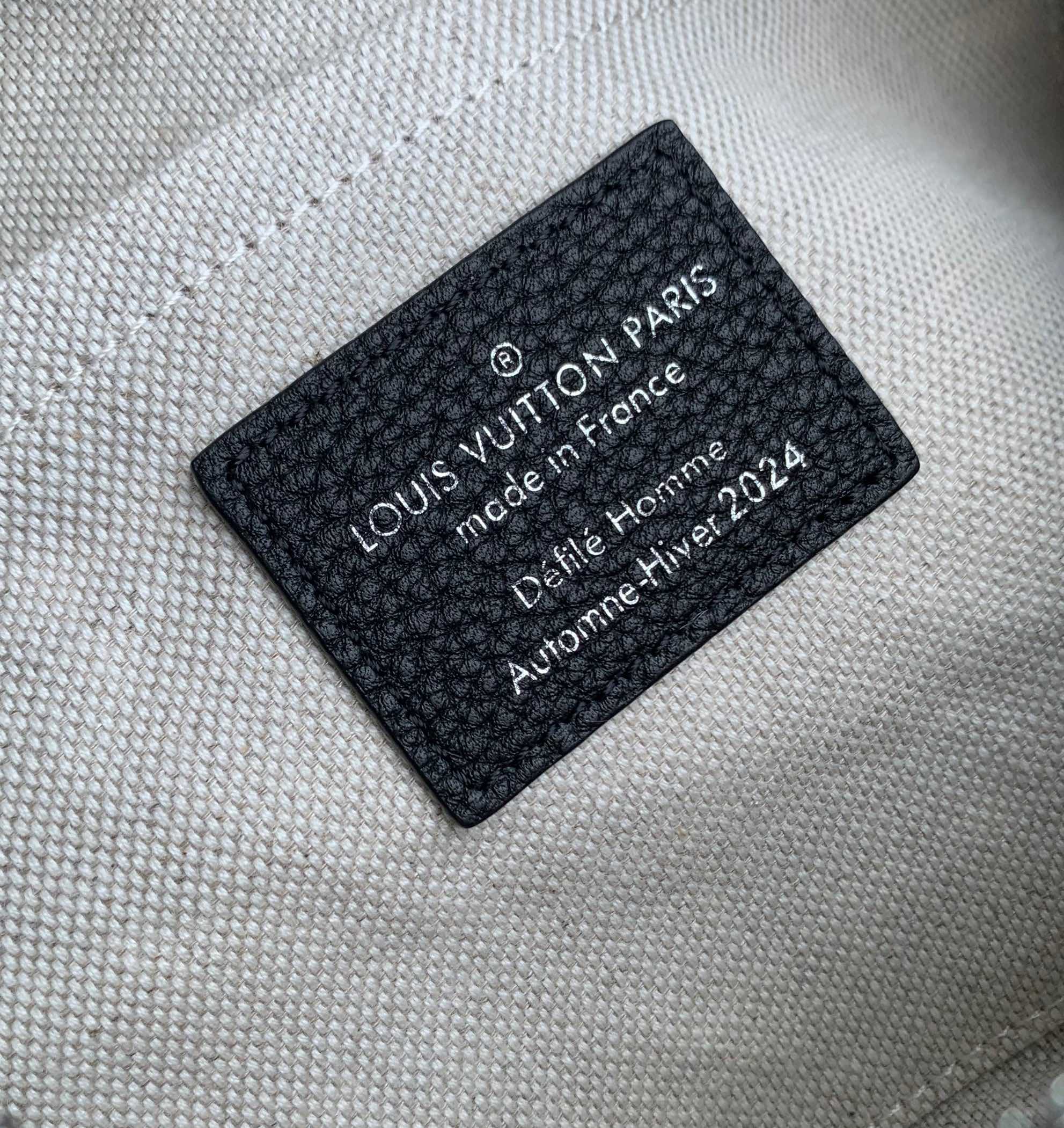 l0*is V*t0n soul trunk east west -29 x 17.5 x 10cm