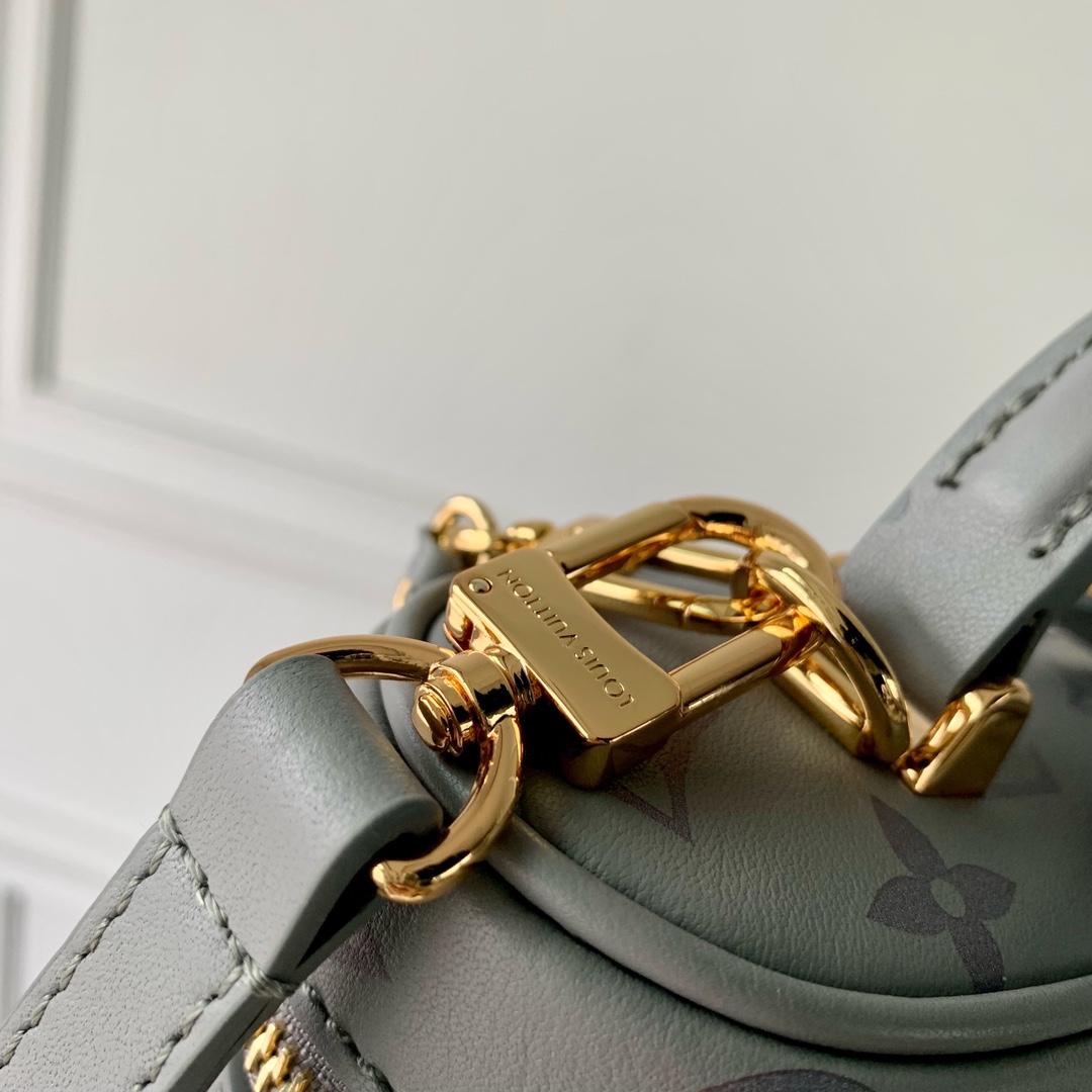 l0*is V*t0n vanity chain pouch-19*1.5*6.5cm