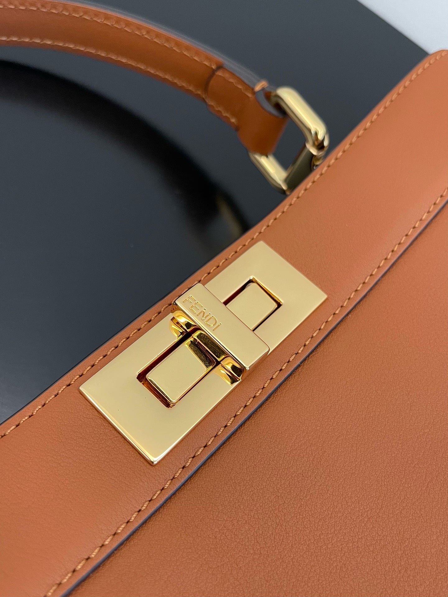 F**di peekaboo iseeu bag-33x25x13cm