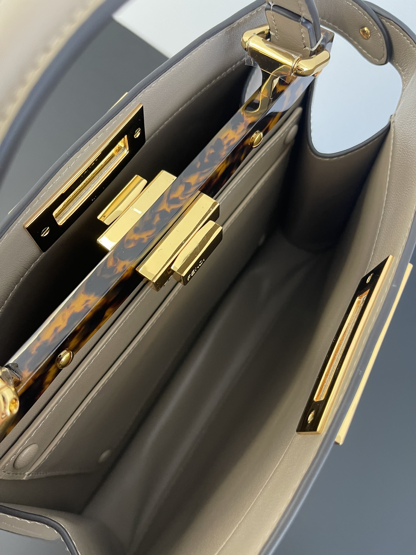 F**di peekaboo iseeu bag-33x25x13cm