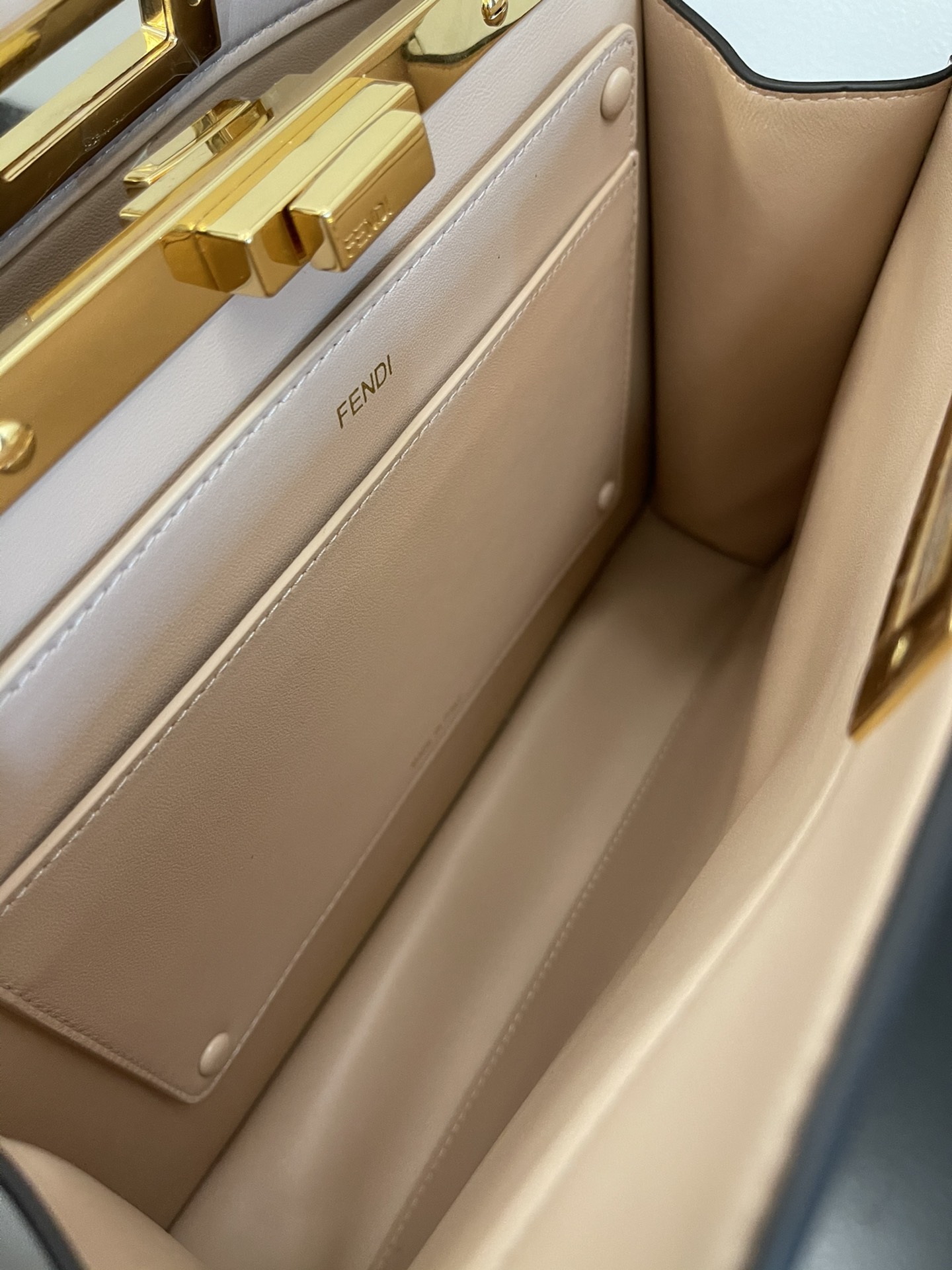 F**di peekaboo iseeu bag-33x25x13cm