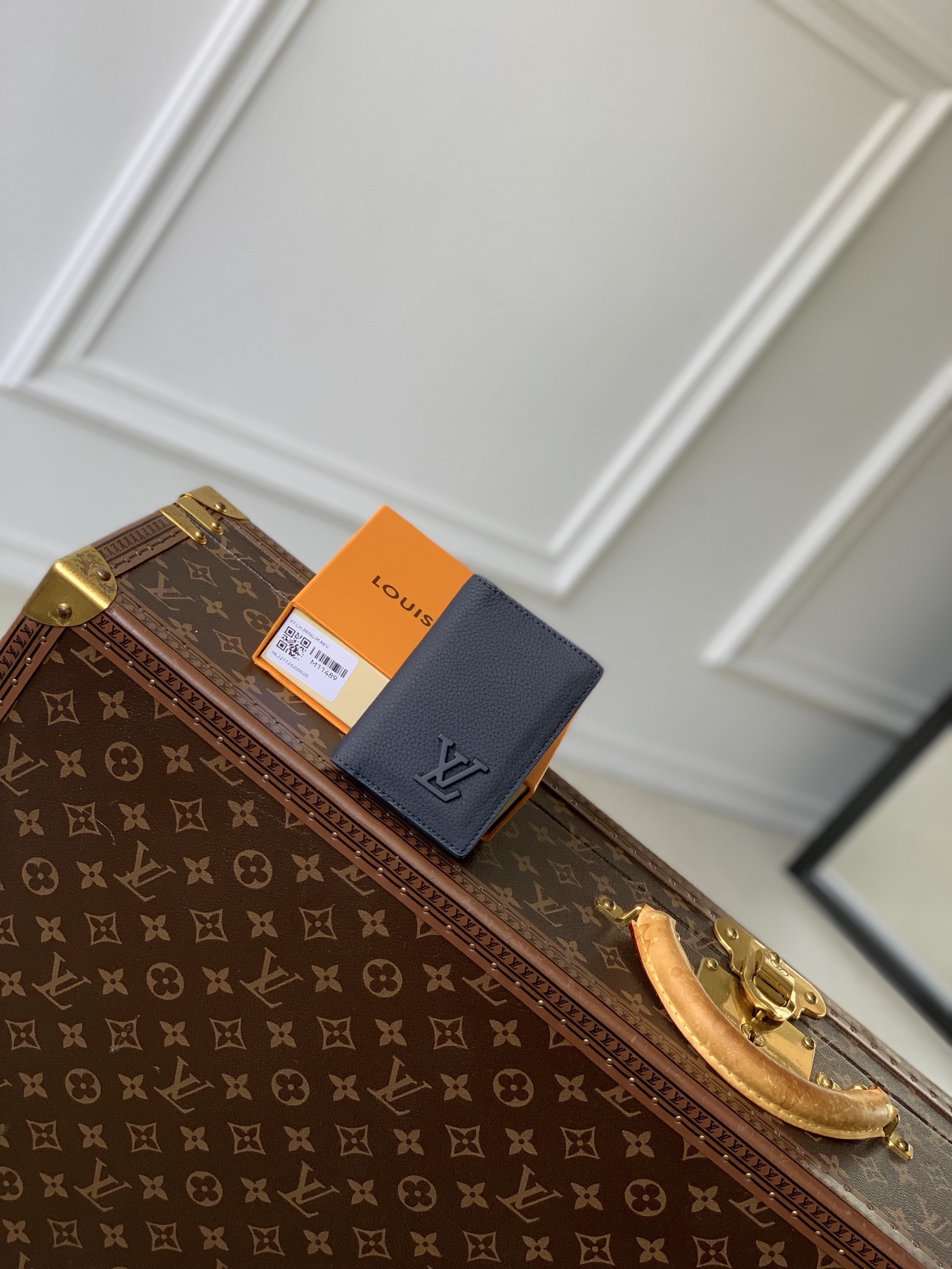 l0*is V*t0n aerogram wallet-8 x 11 x 1 cm