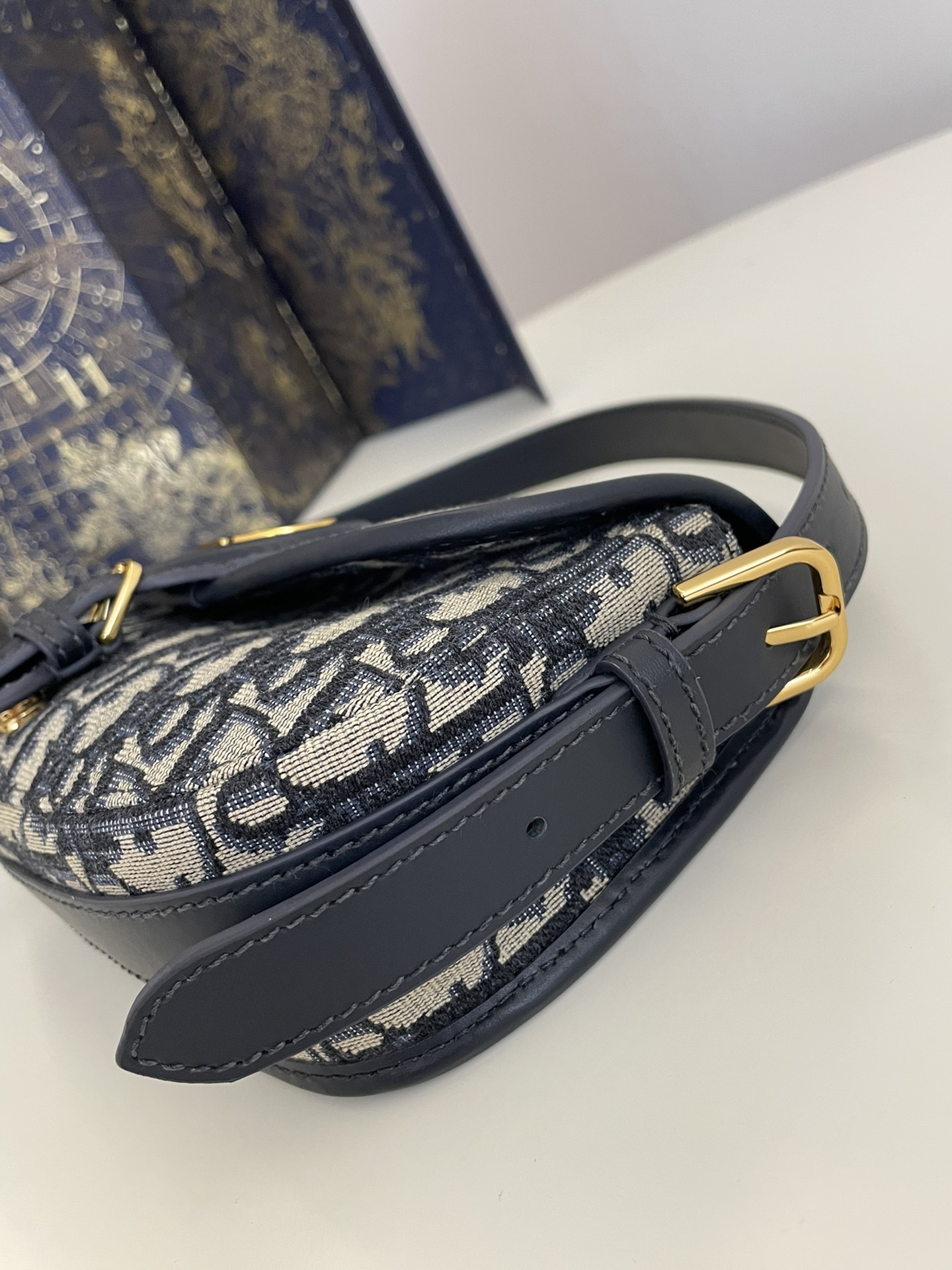 Di0r Bobby East-West-21*5*12CM