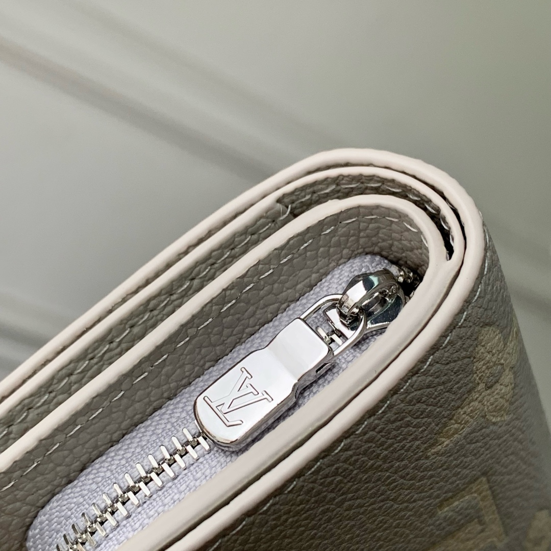 LV Milkieway Wallet-11 x 8.5 x 3.5CM