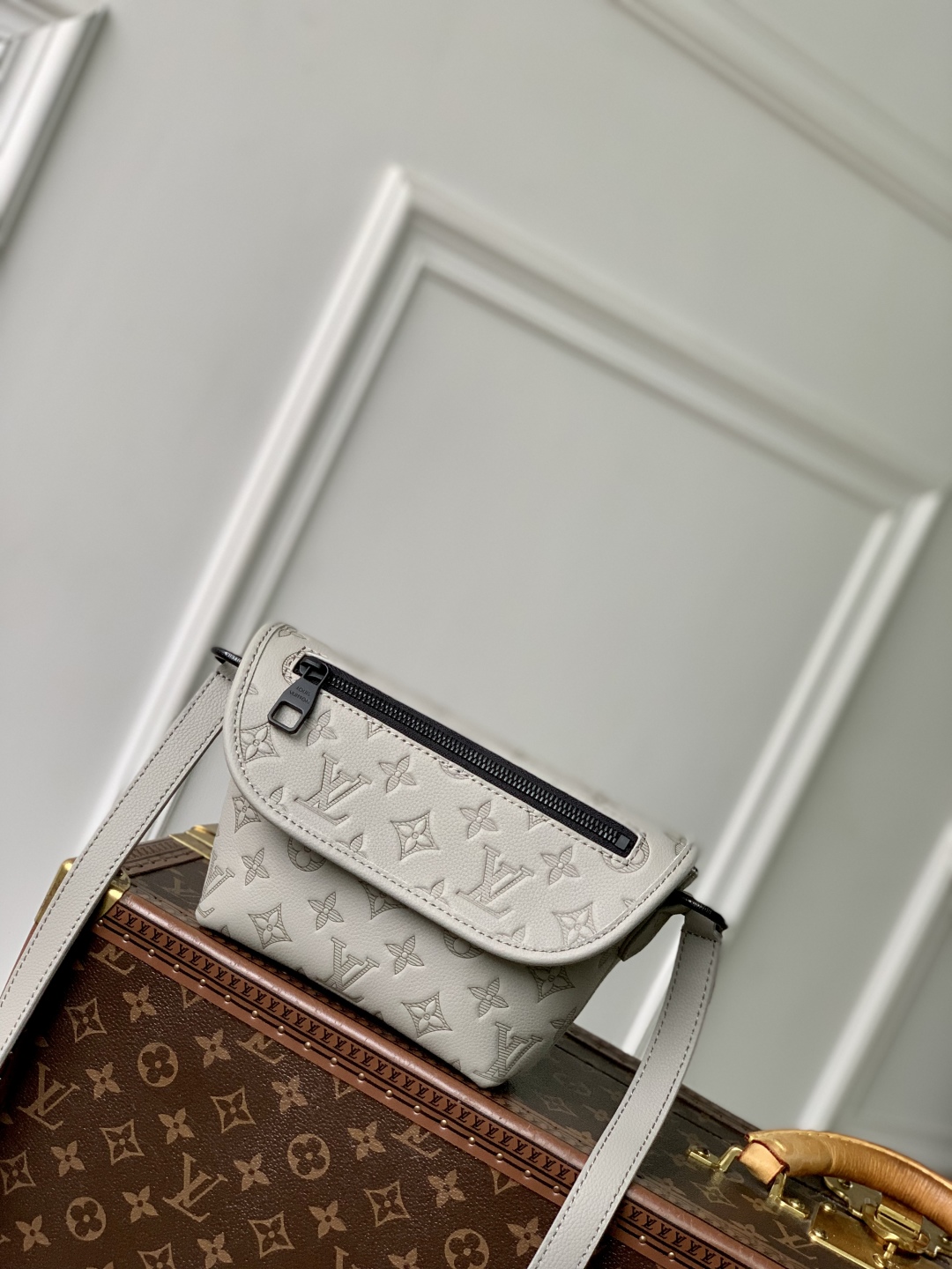 l0vis Vvtt0n pulse bag-m14794-16 x 5 x 22.5cm