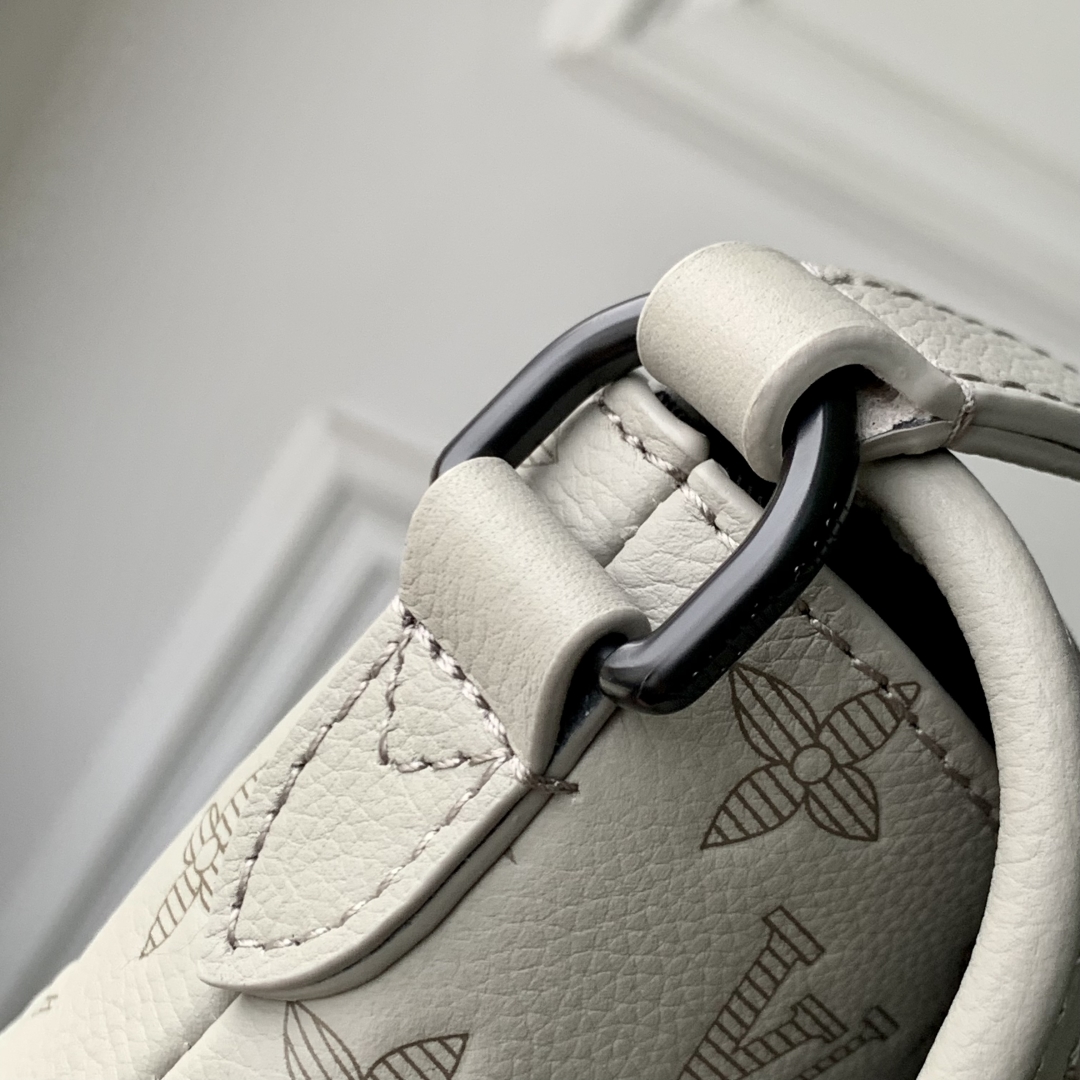 l0vis Vvtt0n pulse bag-m14794-16 x 5 x 22.5cm