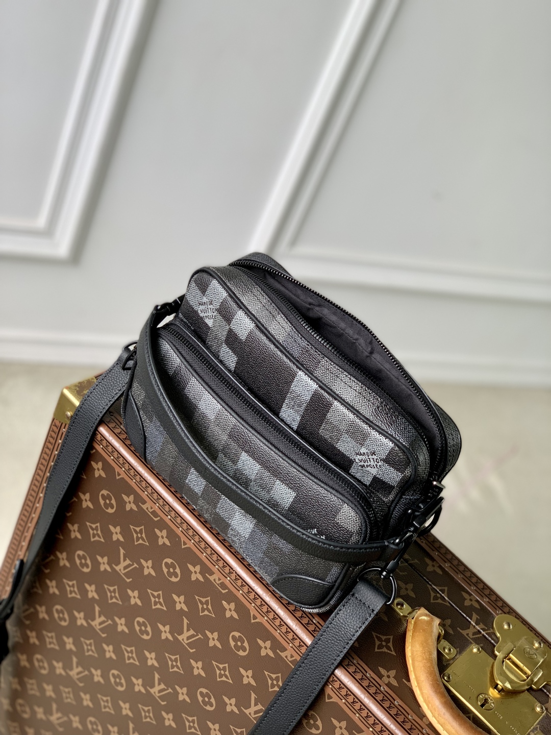 l0vis Vvtt0n nil messenger bag-25 x 17.5 x 11cm