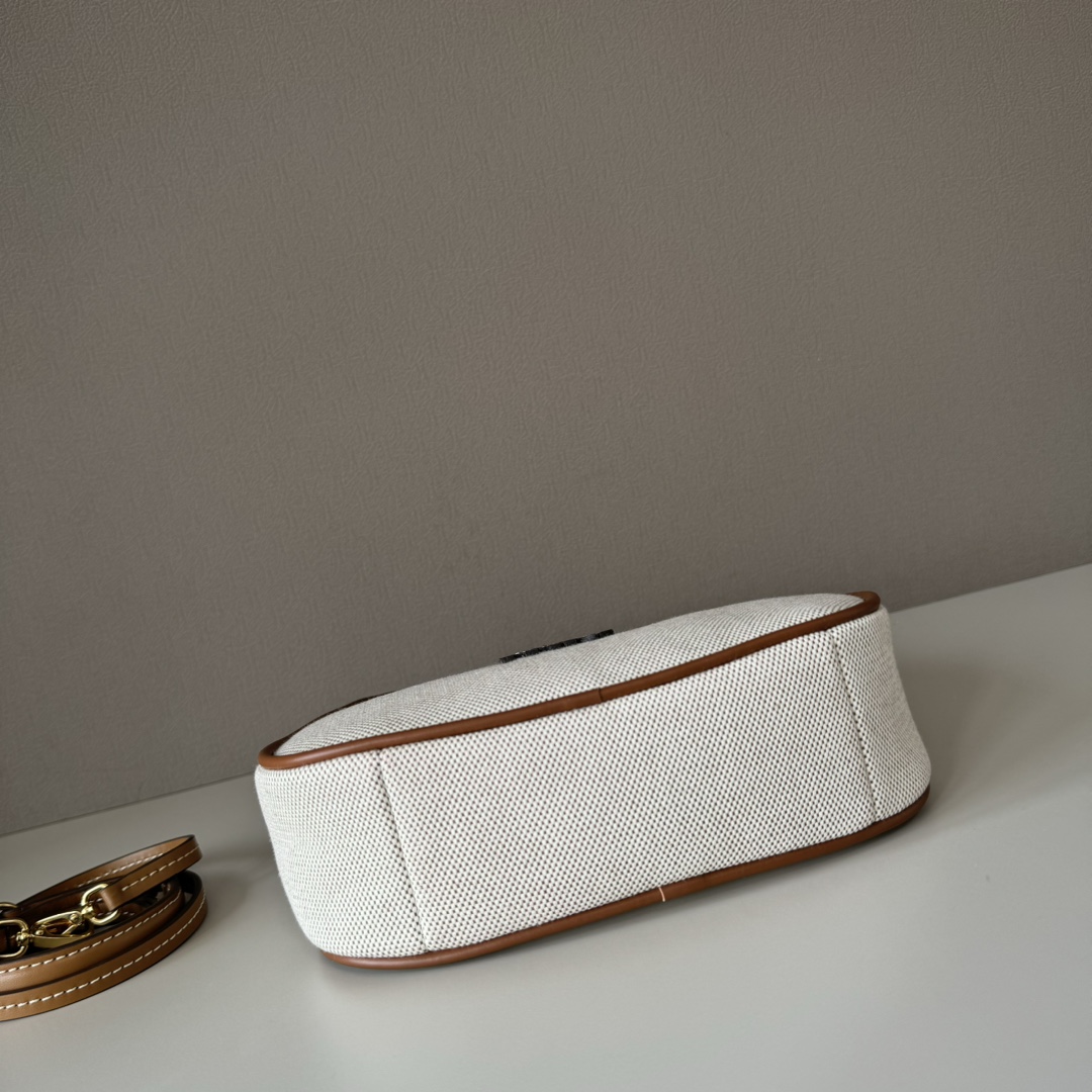 m1um1u M1vwaner bag--23 x 13 x 7cm