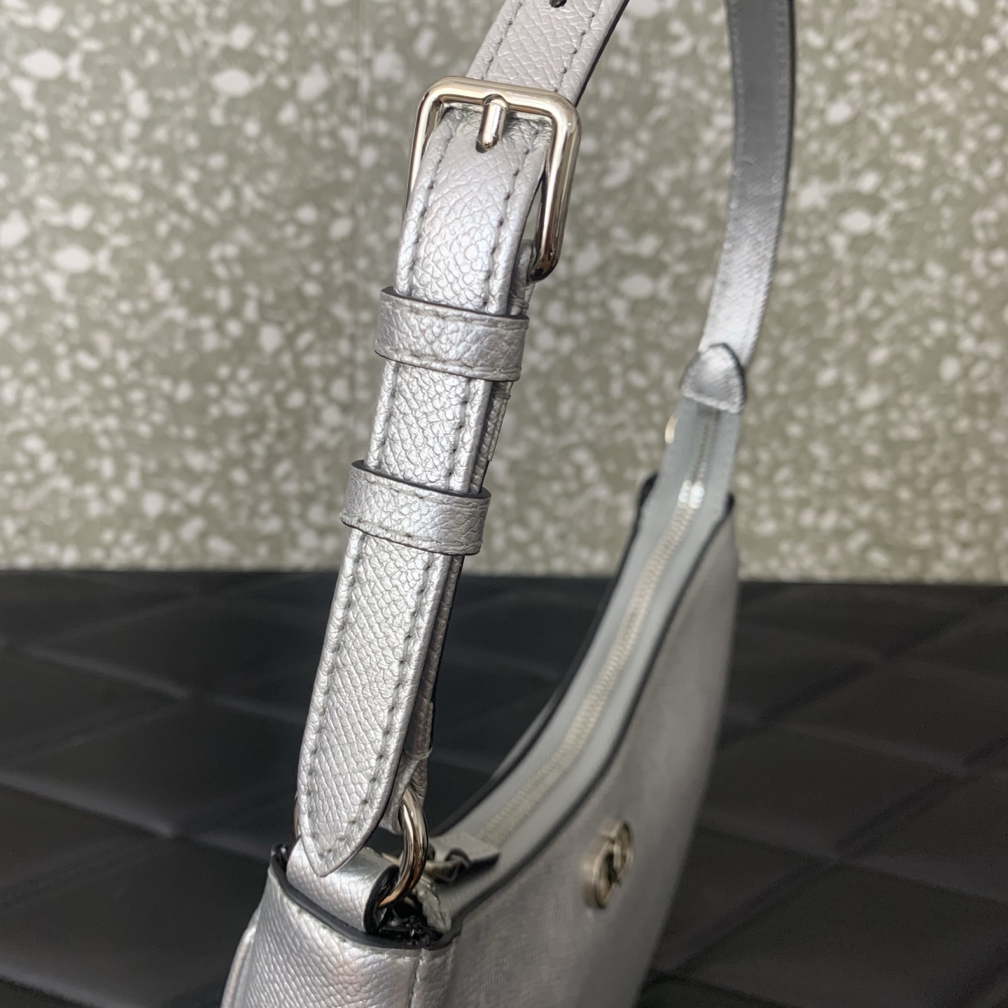 Va1e*ntin0 garavani vlogo signature-20*12*4cm