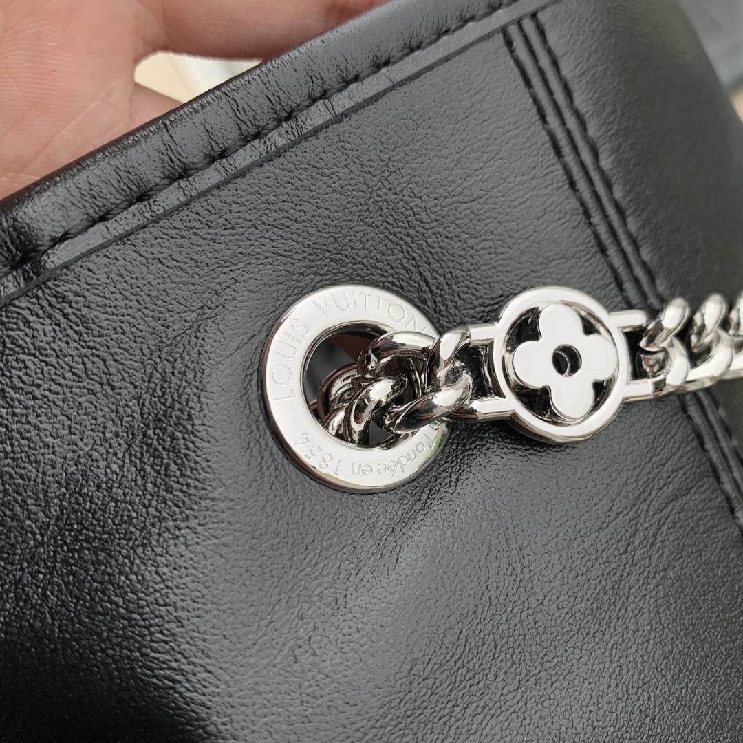 l0vis Vvtt0n off duty bag -25545-24 x 11.5 x 33cm