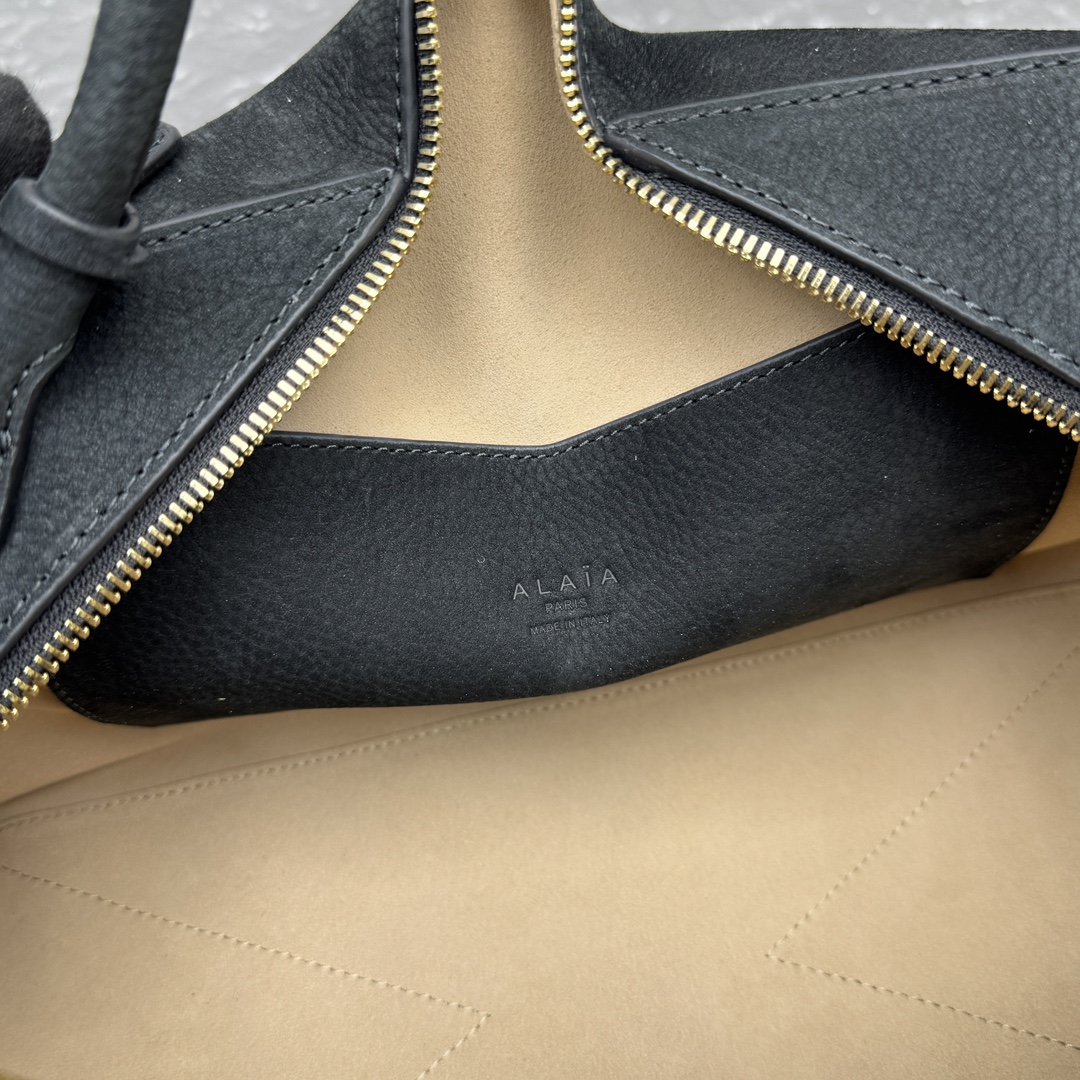ALAÏA Le Bulldog medium Nubuck Shoulder Bag-32*17*15CM