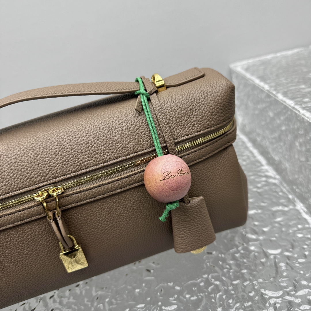 L0r0 P1ana Extra Softy Bag L33-33*14*9CM