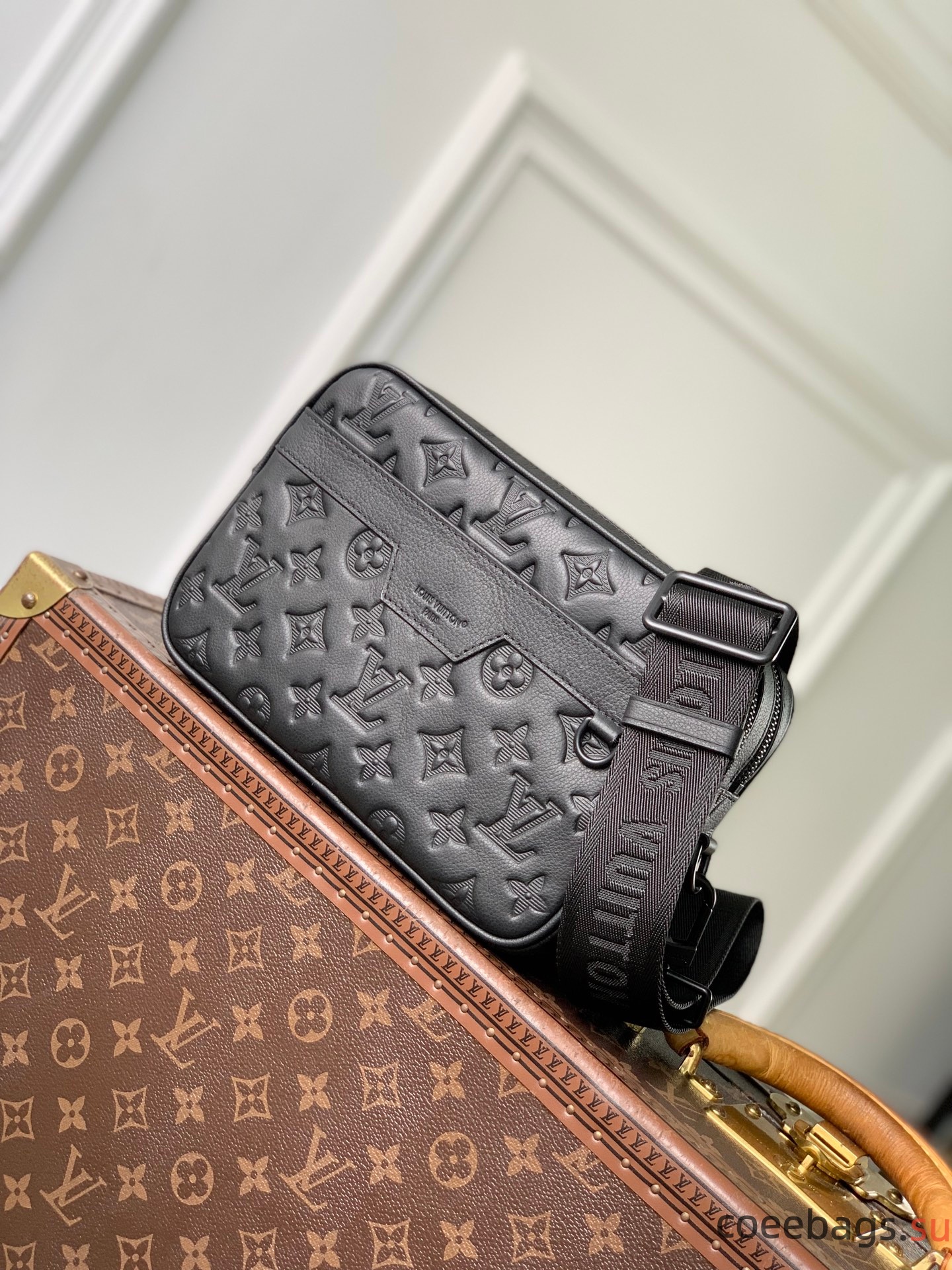 L0vis Vvtt0n Alpha Messenger Bag- M28785-26 x 17 x 5CM