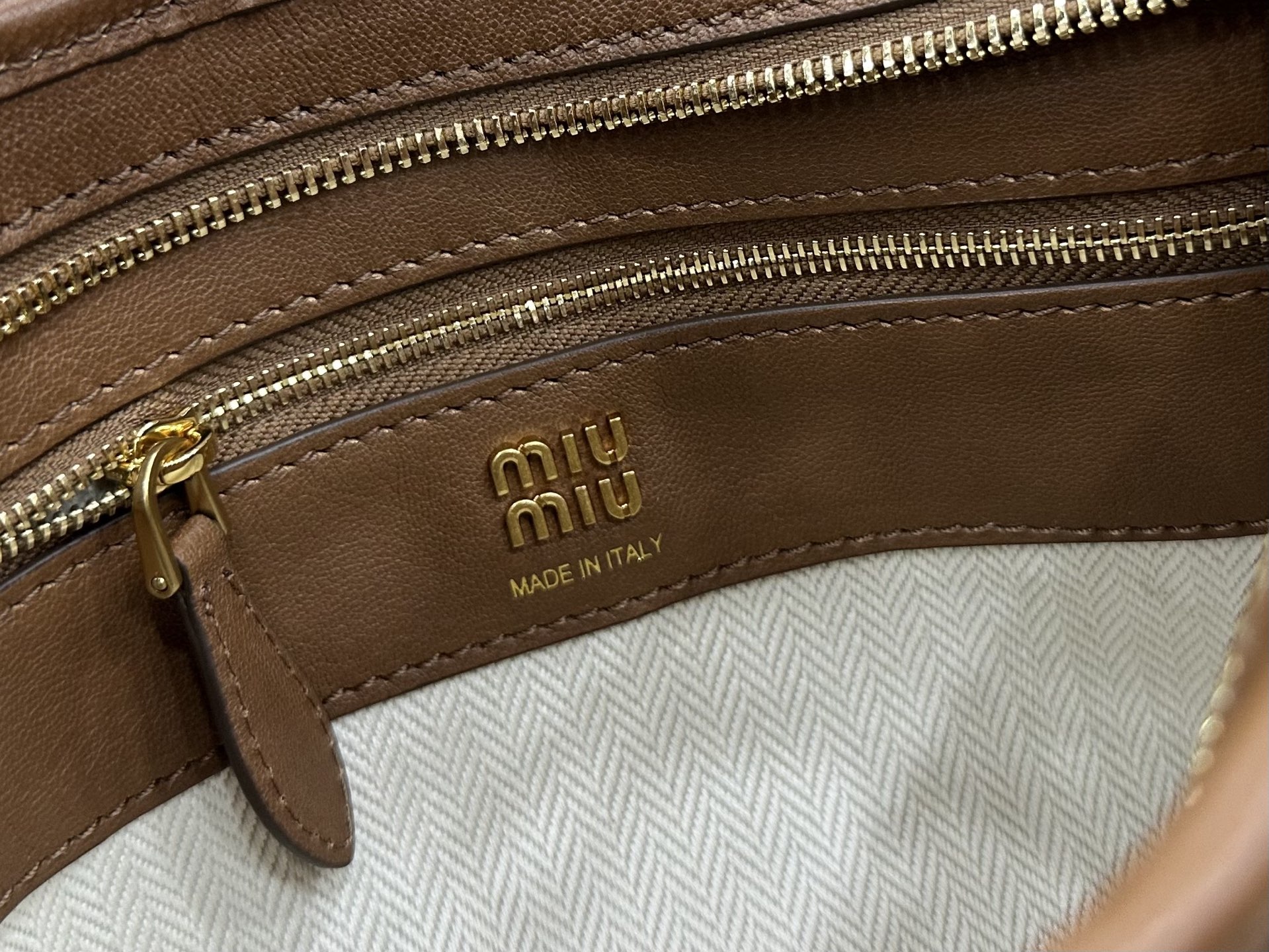 Miu Miu Leather Strap Buckle Shoulder Bag-30*18.5*4.5CM