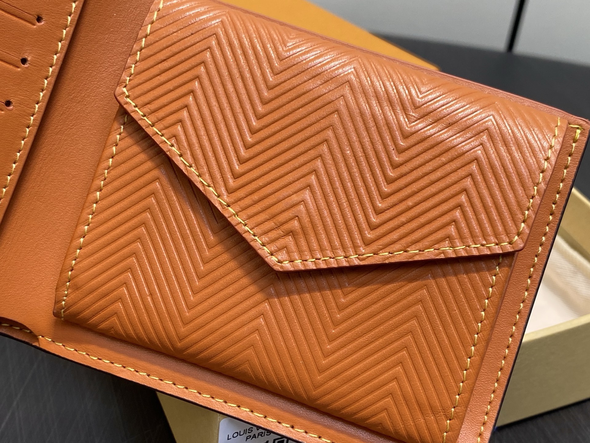 L0vis Vvtt0n Zippy Wallet-11 x 8.5 x 2CM