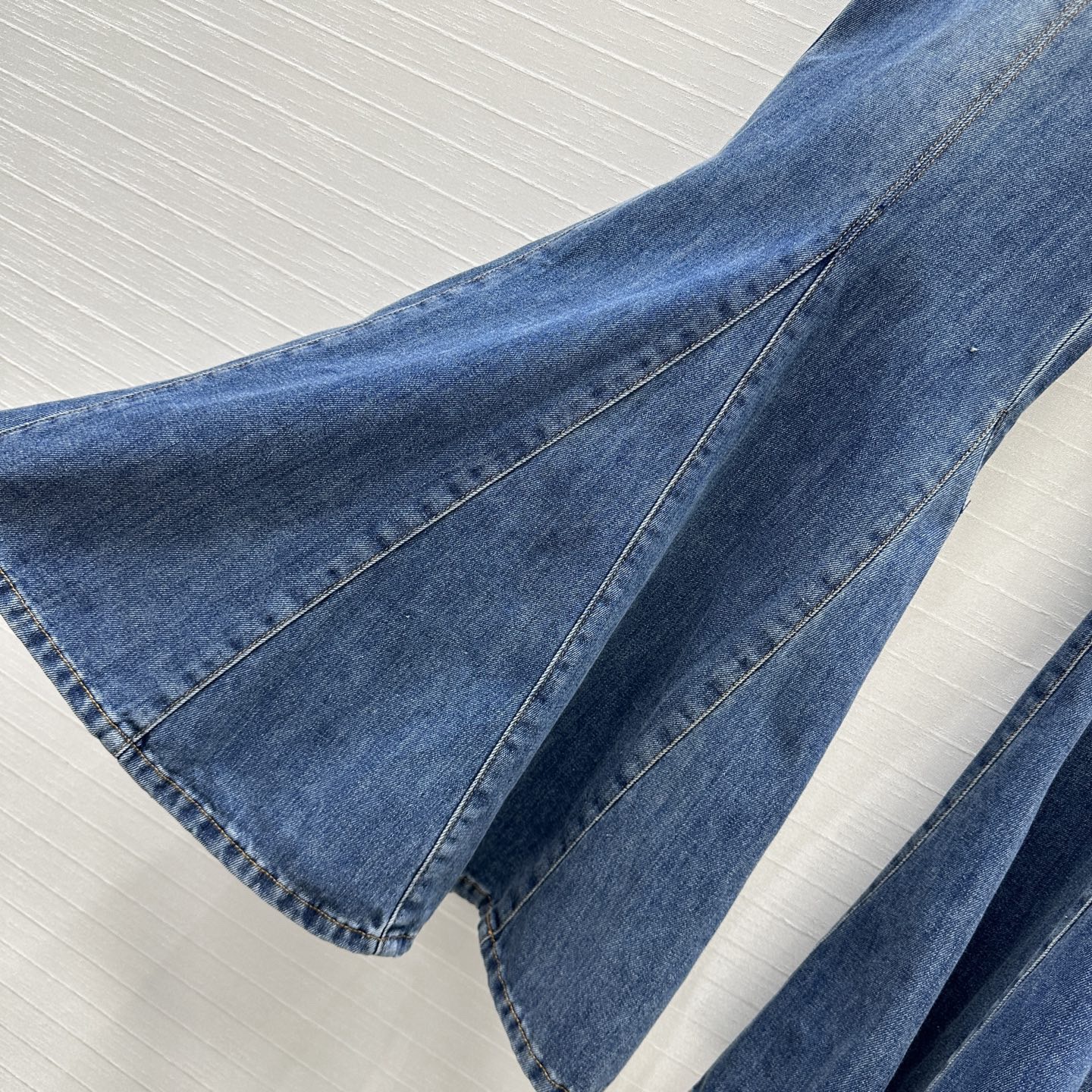 Ch10é fluid flare jeans in denim