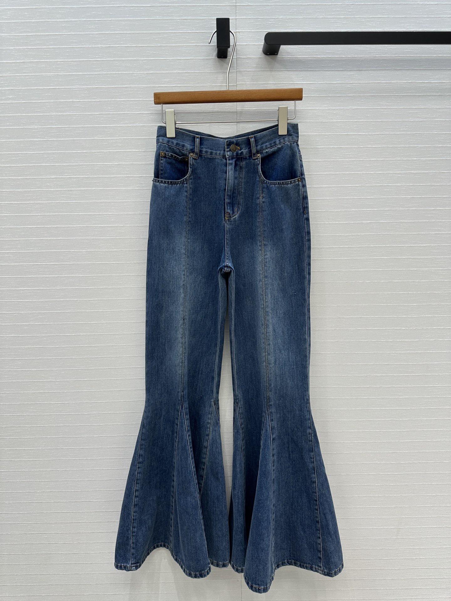 Ch10é fluid flare jeans in denim